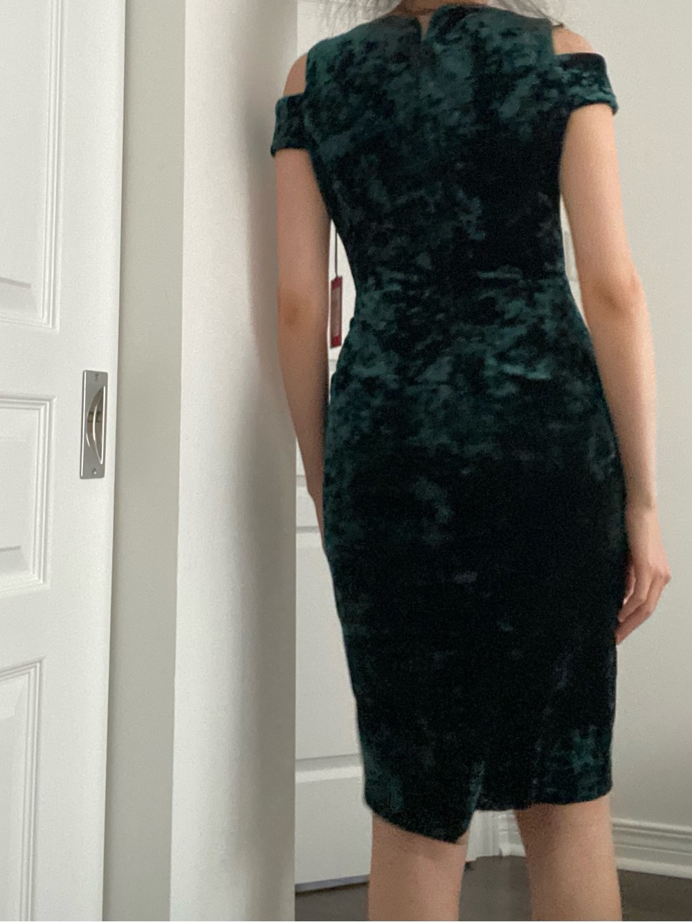 Vince Camuto Emerald Green Cold Shoulder Crushed Velvet Sheath Dress - Picture 6 of 10